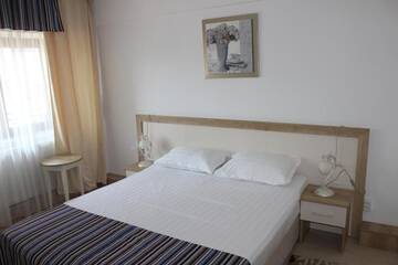 Фото номера Двухместный номер с 1 кроватью и балконом Отель Hotel Ciucas г. Вэлени-де-Мунте 7