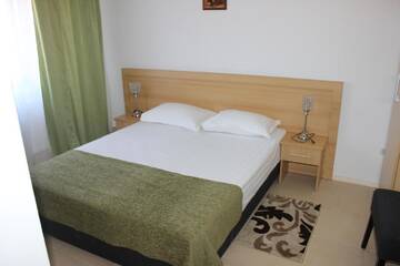 Фото номера Трехместный номер с ванной комнатой Отель Hotel Ciucas г. Вэлени-де-Мунте 3
